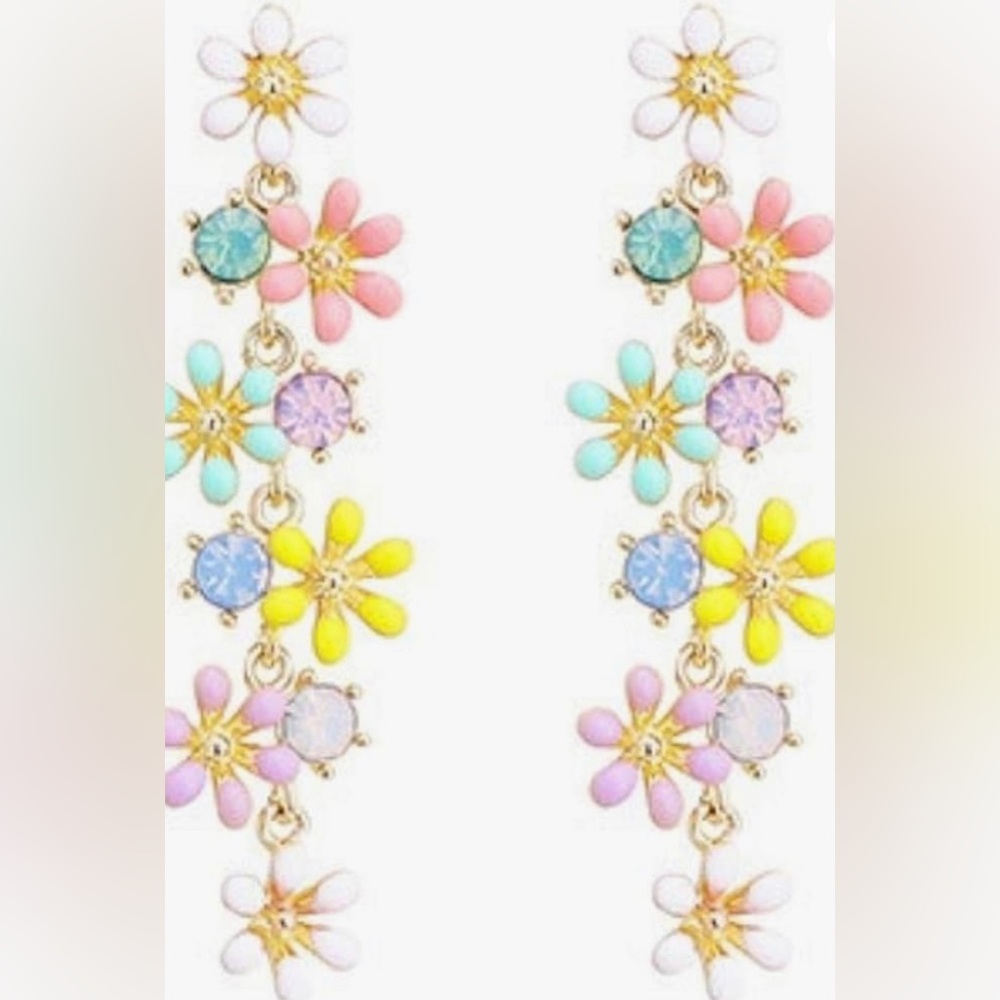 NWT Dainty Daisy Dangling Earrings